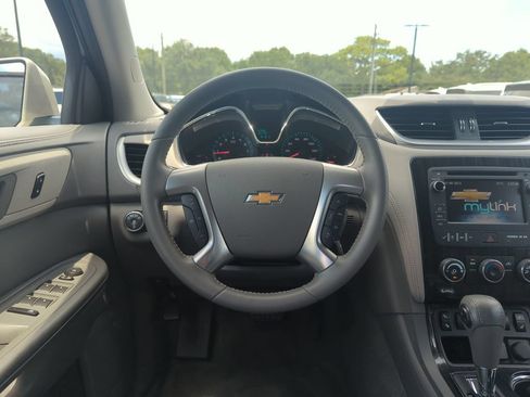 Used 2015 Chevrolet Traverse LT w/ Style and Technology Package FWD image 17