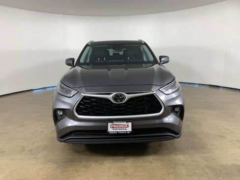 Used 2024 Toyota Highlander XLE AWD/4WD image 3
