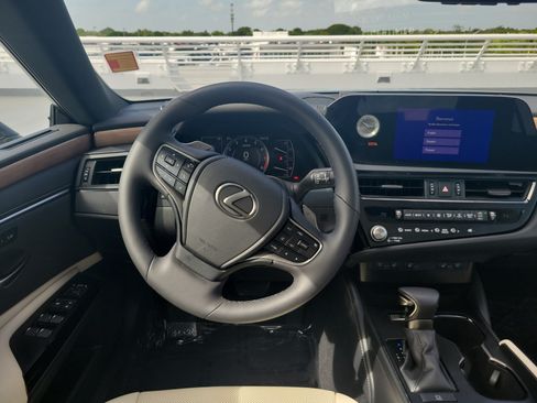 Certified 2023 Lexus ES 250 w/ Premium Package AWD/4WD image 16