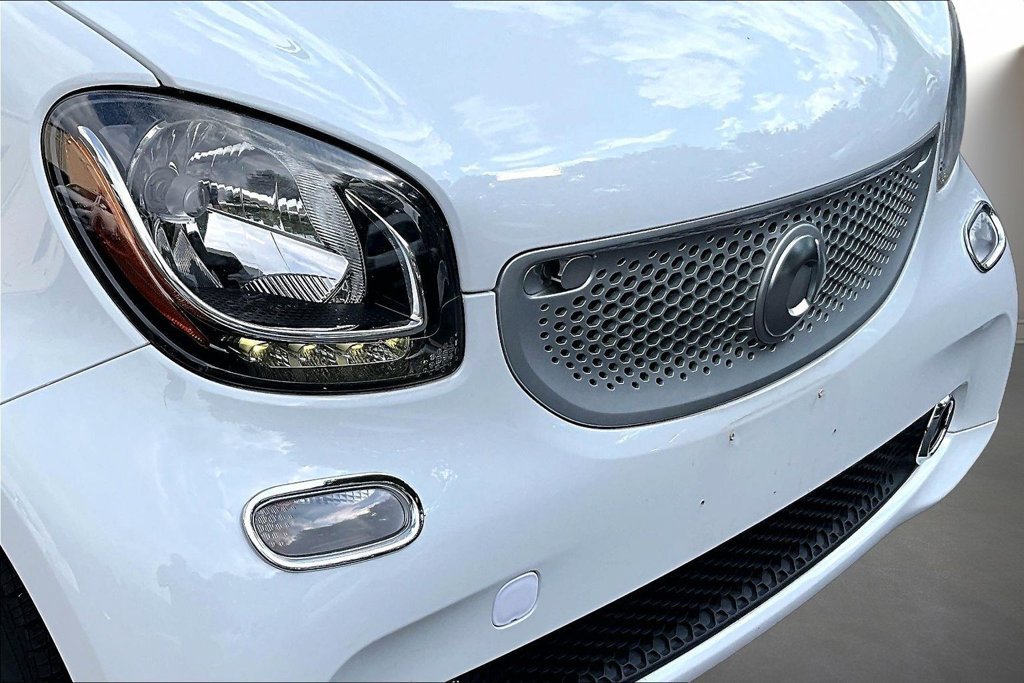 Used 2016 smart fortwo passion RWD image 25