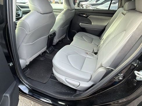 Used 2022 Toyota Highlander XLE image 21