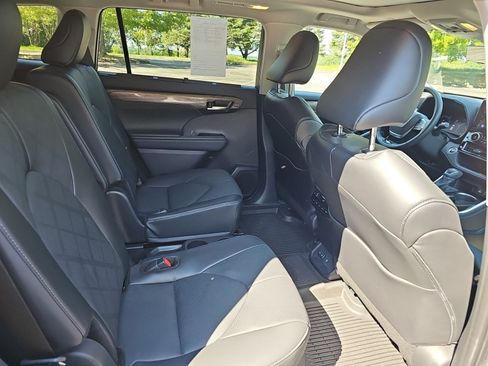 Used 2025 Toyota Highlander Platinum AWD/4WD image 16