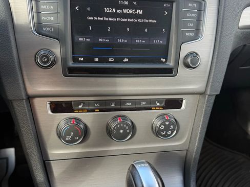 Used 2017 Volkswagen Golf S image 36