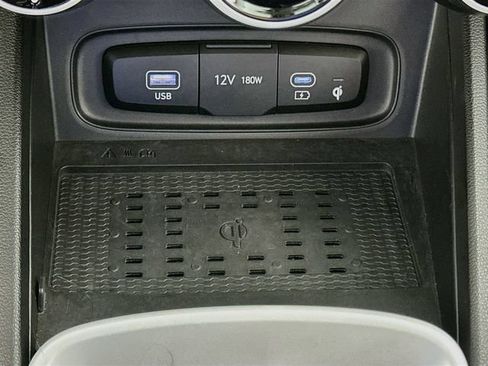 Used 2025 Hyundai Venue Limited FWD image 19