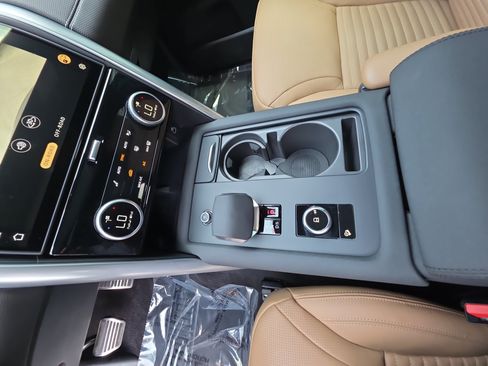 Certified 2025 Land Rover Discovery Dynamic SE AWD/4WD image 25