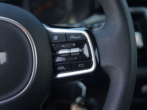 Used 2023 Kia Sorento LX FWD image 23
