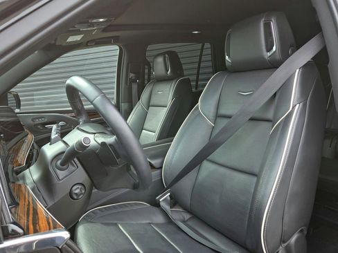 Used 2023 Cadillac Escalade Premium Luxury AWD/4WD image 5