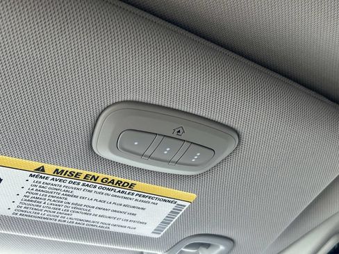 Used 2023 Chrysler Pacifica Limited FWD image 32