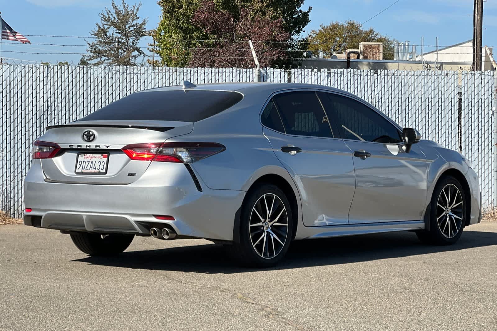 Used 2023 Toyota Camry SE w/ Convenience Package FWD image 3