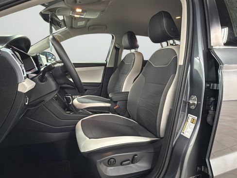 Certified 2025 Volkswagen Taos SE image 16