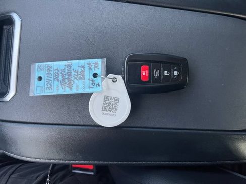 Used 2022 Toyota Highlander XLE AWD/4WD image 18
