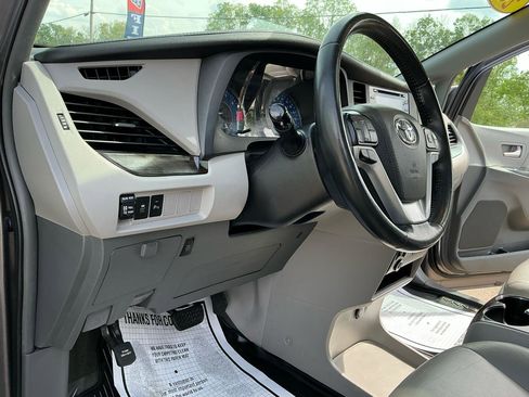 Used 2019 Toyota Sienna XLE w/ XLE Navigation Package FWD image 20