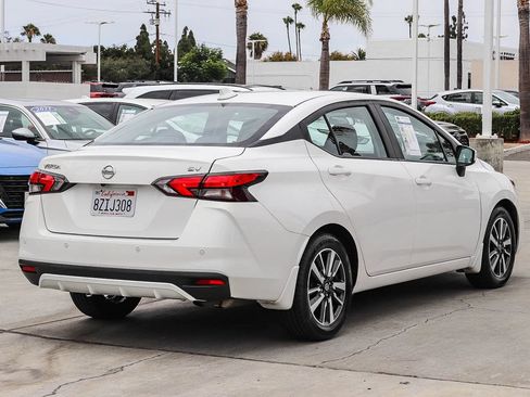 Used 2022 Nissan Versa SV FWD image 5