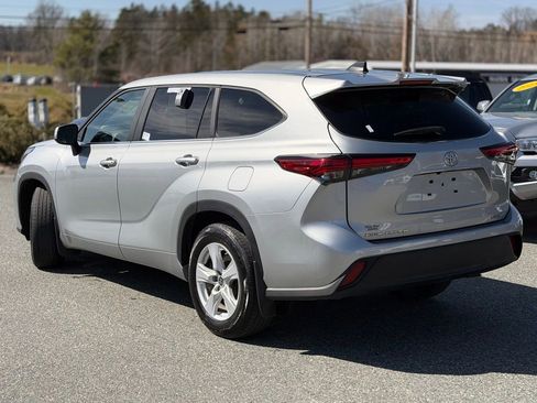 Used 2023 Toyota Highlander LE AWD/4WD image 3