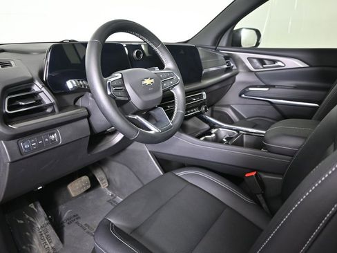 Used 2025 Chevrolet Traverse LT w/ Sun and Wheel Package image 23