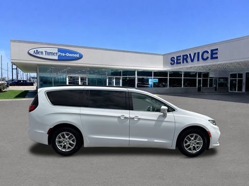 Used 2022 Chrysler Pacifica Touring-L w/ Uconnect Theater Family Group FWD image 8