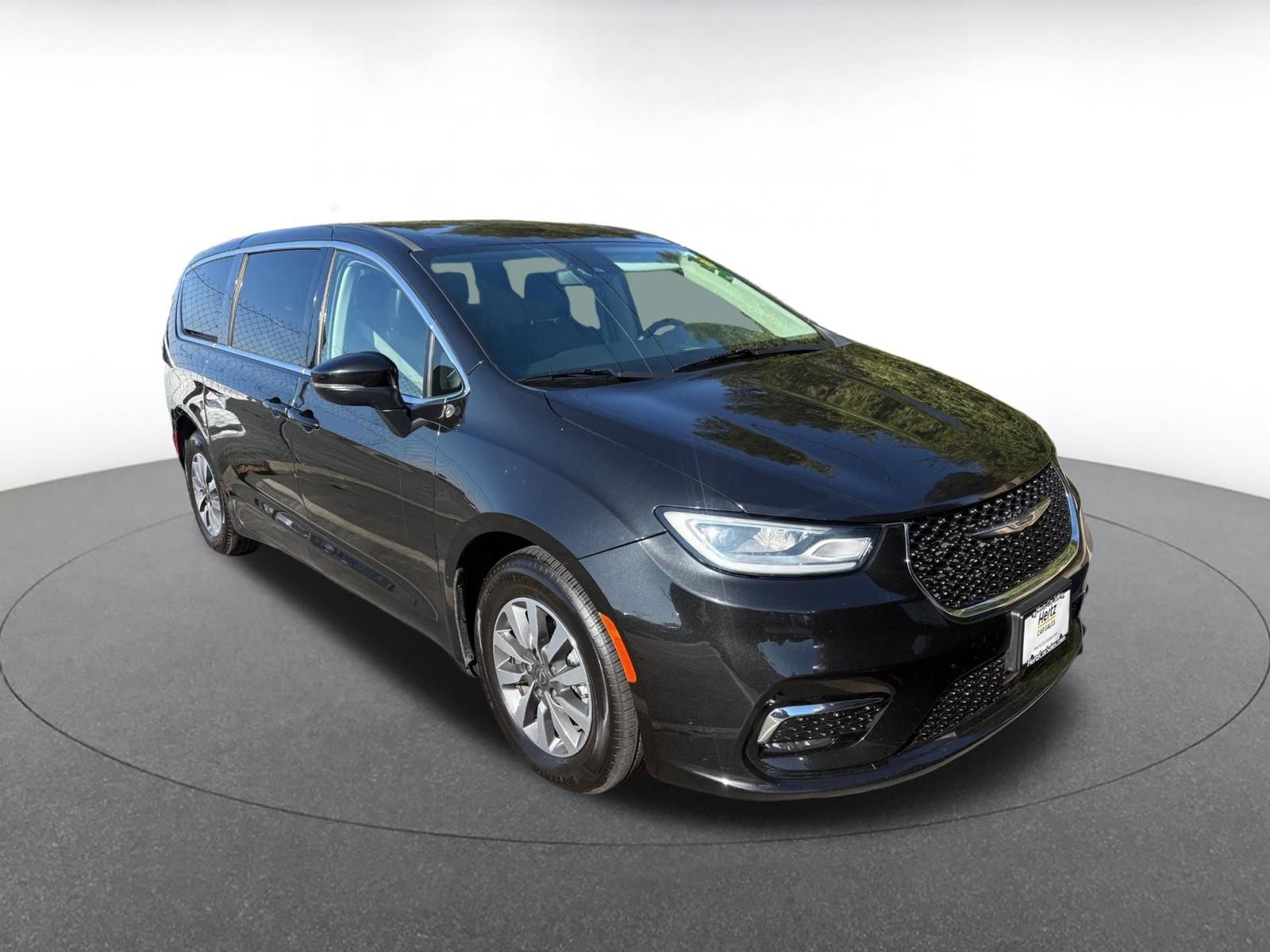 Used 2023 Chrysler Pacifica Touring-L FWD image 2