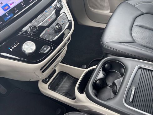 Used 2024 Chrysler Pacifica Touring-L image 41