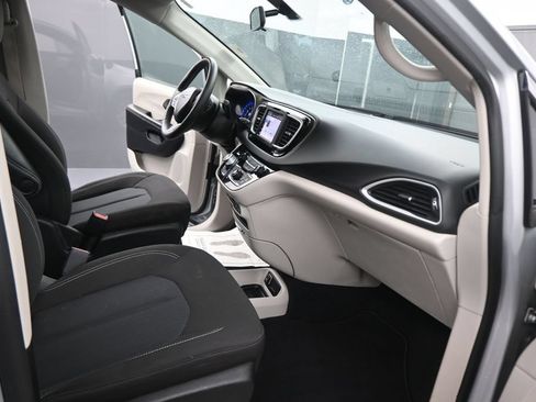 Used 2022 Chrysler Voyager LX FWD image 46