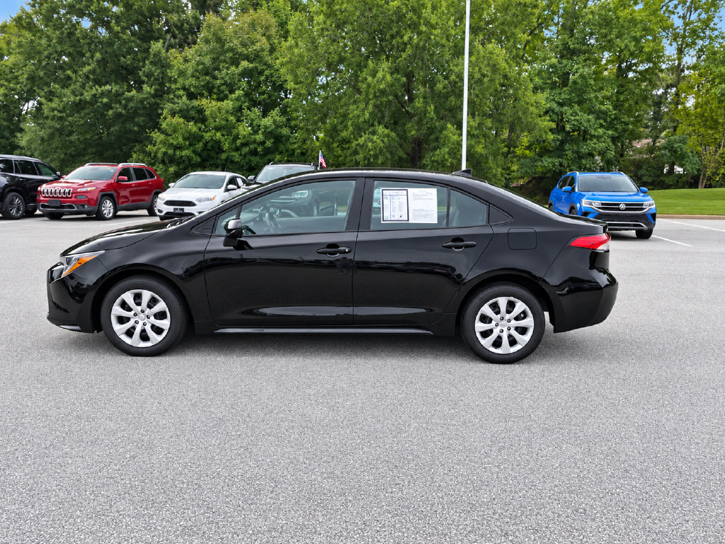 Used 2025 Toyota Corolla LE FWD image 4
