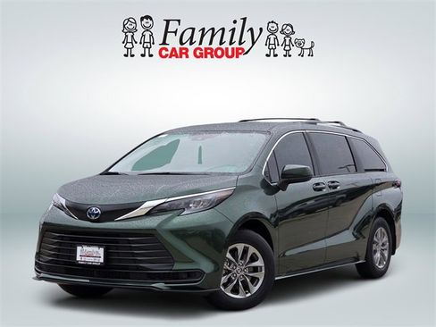 Used 2025 Toyota Sienna LE image 1