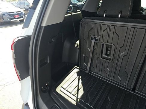 Used 2023 GMC Acadia SLE image 12