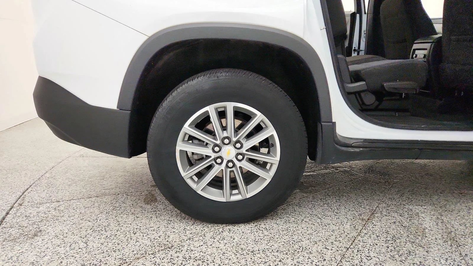 Used 2023 Chevrolet Traverse LT FWD image 34