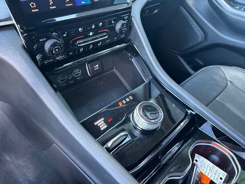 Used 2023 Jeep Grand Cherokee L Limited w/ Luxury Tech Group II AWD/4WD image 16