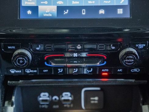 Certified 2023 Jeep Grand Cherokee Laredo w/ Luxury Tech Group I AWD/4WD image 24