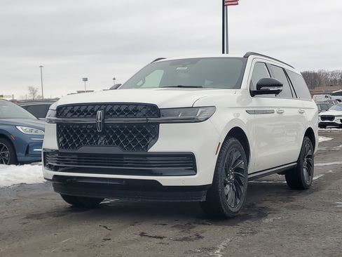 New 2026 Lincoln Navigator Reserve w/ Jet Appearance Package image 2
