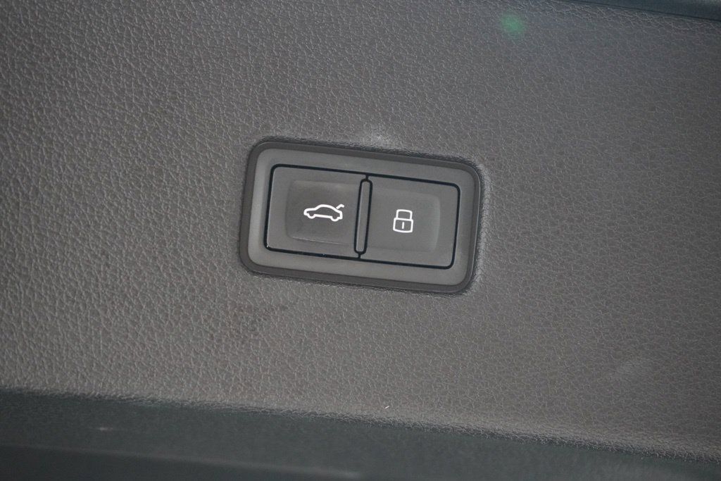 Used 2022 Audi Q8 Prestige AWD/4WD image 40