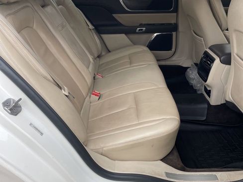 Used 2017 Lincoln Continental Select image 8