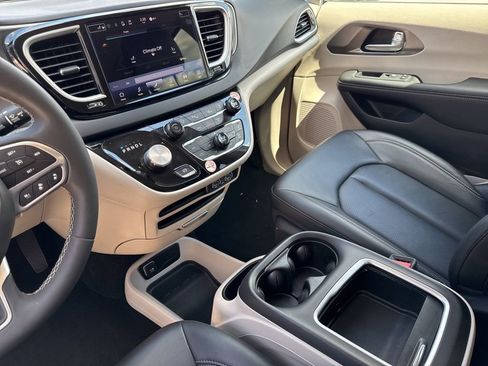 Used 2024 Chrysler Pacifica Touring-L FWD image 31