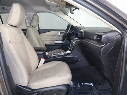 Used 2021 Ford Explorer XLT image 11