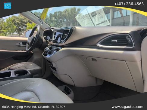 Used 2017 Chrysler Pacifica Touring-L Plus FWD image 24