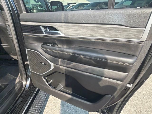 Used 2024 Jeep Wagoneer L Series III w/ Flexible Seating Group AWD/4WD image 11