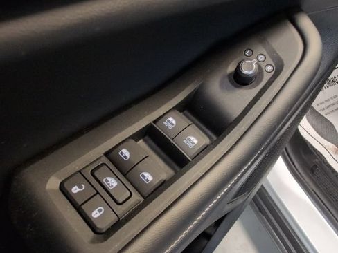 Used 2025 Jeep Grand Cherokee Altitude AWD/4WD image 15