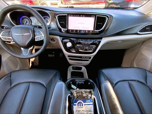 Certified 2024 Chrysler Pacifica Touring-L image 13