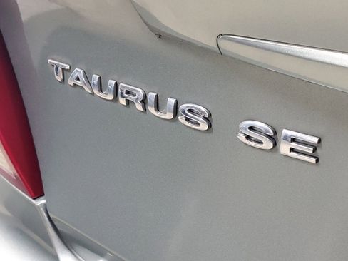 Used 2005 Ford Taurus SE FWD image 8