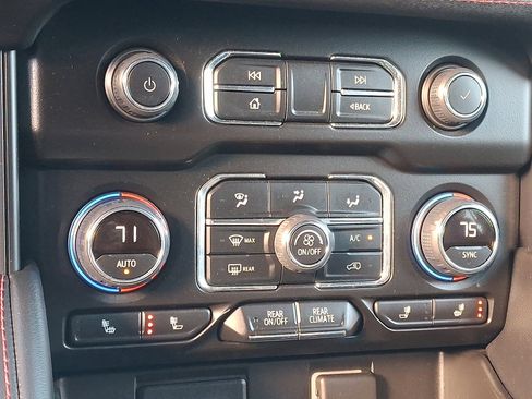 Used 2022 Chevrolet Suburban RST w/ Luxury Package image 17