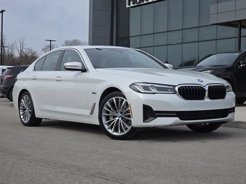 Used 2023 BMW 530e xDrive w/ Premium Package image 2