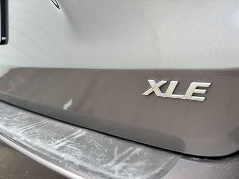 Used 2019 Toyota Sienna XLE Premium FWD image 34