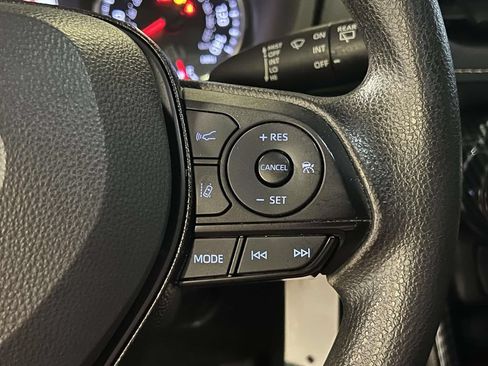 Used 2021 Toyota RAV4 LE AWD/4WD image 19