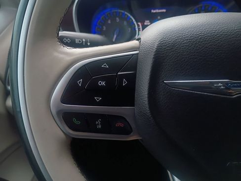 Used 2017 Chrysler Pacifica Limited image 11