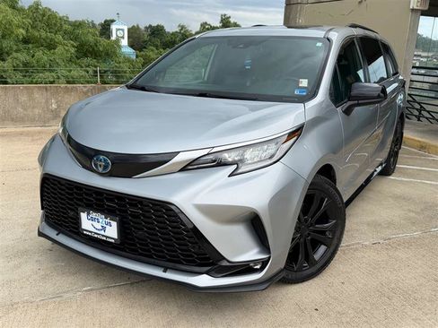 Used 2021 Toyota Sienna XSE w/ XSE Plus Package FWD image 2