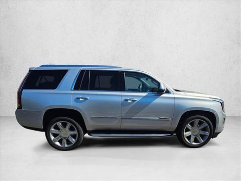 Used 2017 Cadillac Escalade Luxury AWD/4WD image 6