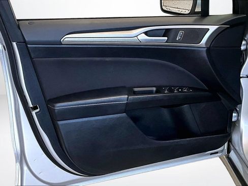 Used 2019 Ford Fusion SE FWD image 20