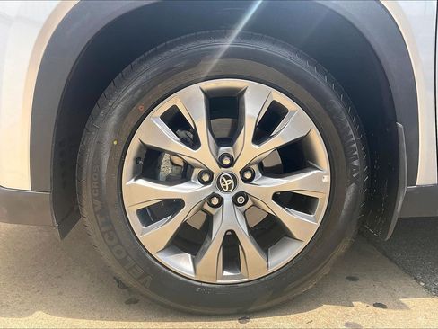 Used 2024 Toyota Grand Highlander AWD image 11