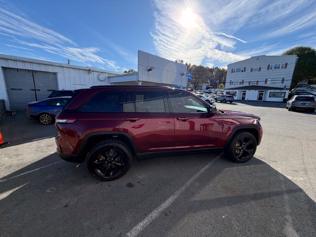 Used 2023 Jeep Grand Cherokee Altitude AWD/4WD image 6