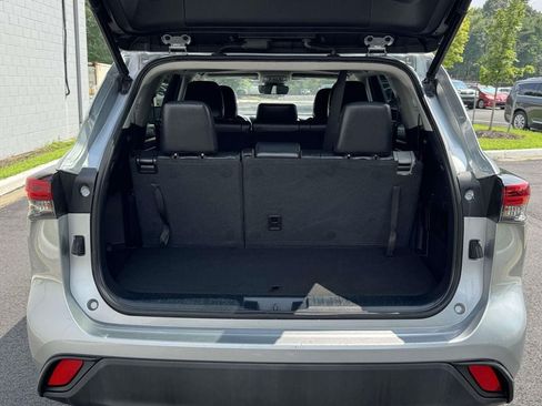 Used 2022 Toyota Highlander XLE FWD image 16